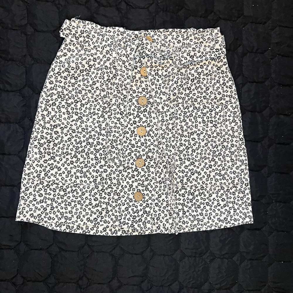 White & Black Floral A-Line Skirt – Size M | Casual Style